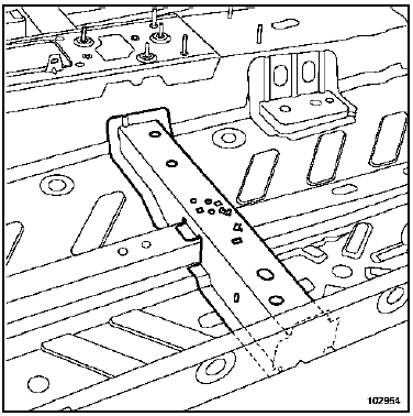 Traverse avant sous siège avant