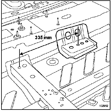 Traverse avant sous siège avant