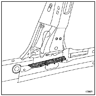 Insert inférieur de panneau d'aile arrière (7).